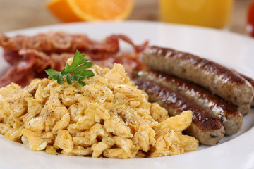 Frühstück mit Rührei, Würstchen und Speck