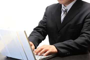 パソコンで仕事するビジネスマン
