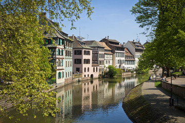 Fototapeta na wymiar Wielki kanał Ile wody na wyspie w centrum miasta Strasbourg, Francja