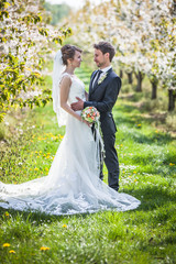 Brautpaar im Frühling