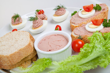 Fototapeta na wymiar plate with slices of bread with home made pate, with vegetables