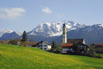 Fototapeta na wymiar Kirche von Pfronten-Berg vor Breitenberg