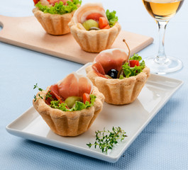 Cestini primavera con prosciutto e pancetta, fuoco selettivo