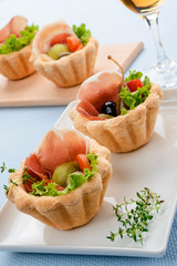 Cestini primavera con prosciutto e pancetta, fuoco selettivo