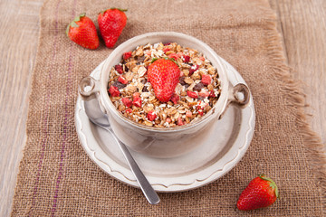 Müsli mit frischen Erdbeeren