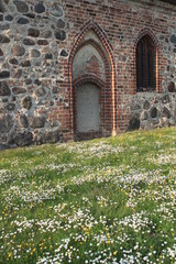 Fototapeta na wymiar Blumenwiese und Feldsteinkirche im havelländischen Radewege