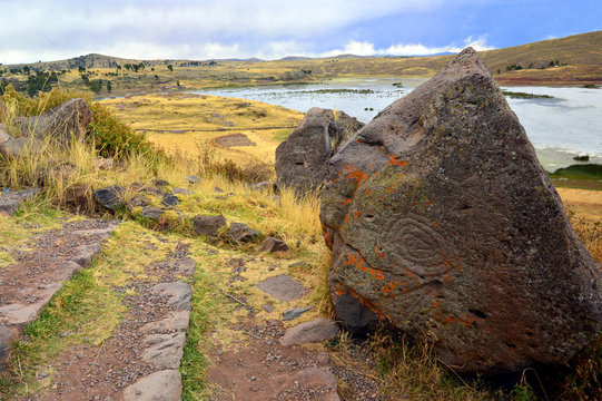 Boque l&iacute;tico con petr&oacute;glifo. Sillustani. Per&uacute;