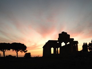 Obraz premium tramonto sui templi di Paestum