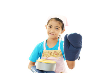 料理を持つ笑顔の女の子