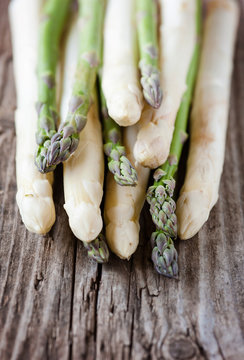 gr&uuml;ner und wei&szlig;er spargel