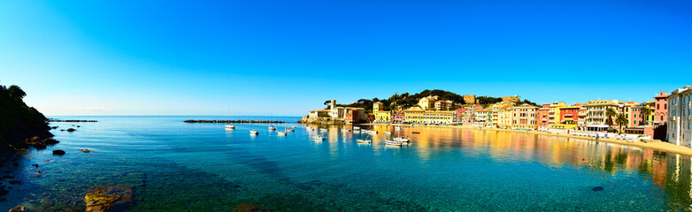 Fototapeta na wymiar Sestri Levante, cisza, morze i plaża zatoka panorama. Liguria, Ita