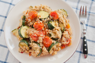 Zucchini Tomaten Couscous Salat
