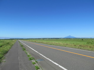 利尻山を望む道