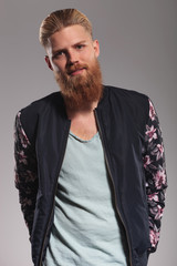 Obraz premium bearded young man holds hands in pockets