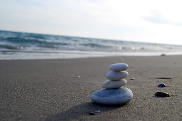 PIEDRAS APILADAS BLANCAS