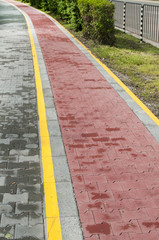 Obraz premium Marked bicycle path as part of city pedestrian zone