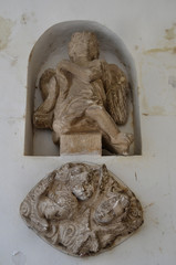Engelfiguren an einer Hauswand in Alcobaca