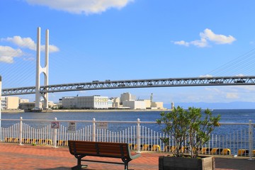 ベンチと海と青空