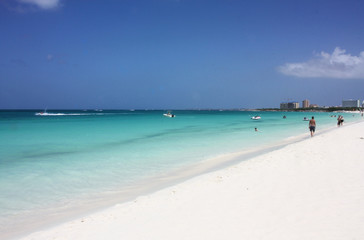 Fototapeta na wymiar Der weiße Eagle Beach in Aruba mit türkis blauem Meer
