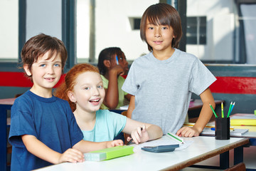 Fototapeta premium Schüler lernen zusammen in Grundschule