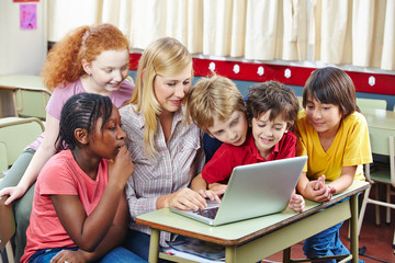 Schüler lernen mit Computer im Unterricht