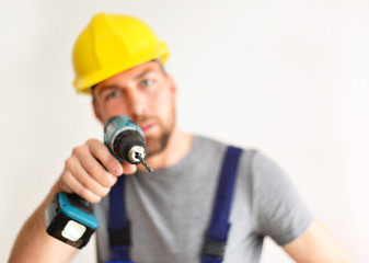 Bauarbeiter mit Bohrmaschine