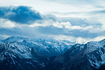 Fototapeta na wymiar Śnieżna zima krajobraz górski