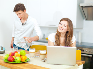 Obraz na płótnie Canvas Frau mit laptop in der küche
