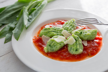 Gnocchi mit Bärlauch in Tomatensauce und Parmesan