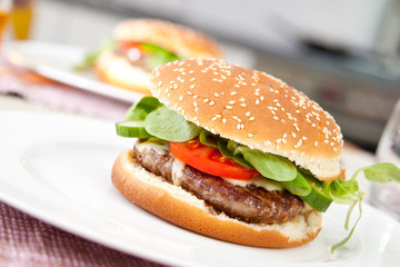 teller mit burger auf dem tisch