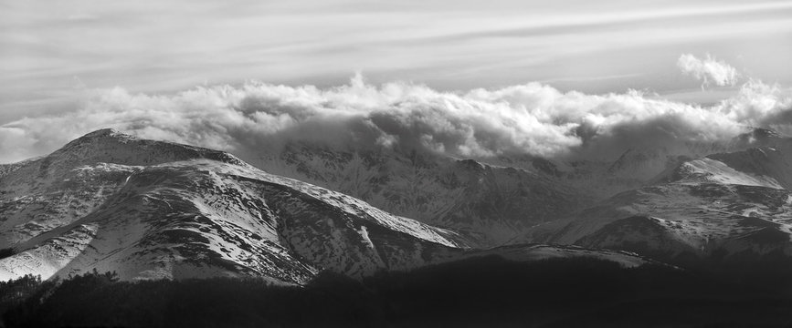 Fototapeta cloudy mountain panorama