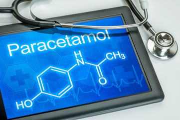 Tablet mit der chemischen Strukturformel von Paracetamol