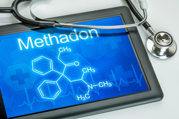 Tablet mit der chemischen Strukturformel von Methadon