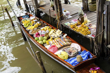 Floating Market ( Damnoen Saduak ) In Thailand