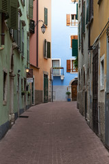 Fototapeta na wymiar Straßengasse in Riva del Garda am Gardasee in Italien