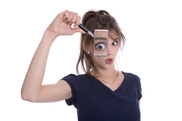 Obraz premium Schockierte Frau mit Lupe isoliert - steigende Ausgaben