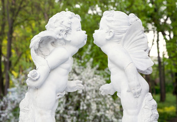 Figurines angels kissing
