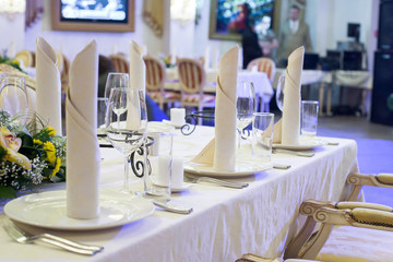 BANQUET TABLE