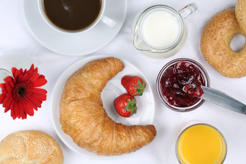 Frühstück mit Croissant, Kaffee und Orangensaft von oben