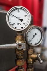 2 metal industrial pressure gauges