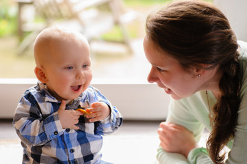 Gl&uuml;ckliche Mutter mit Sohn