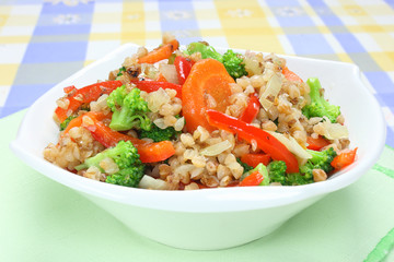 Buckwheat with carrots, onions, broccoli and paprika