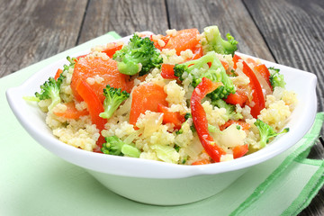 Millet fried with carrots, broccoli, paprika and onion