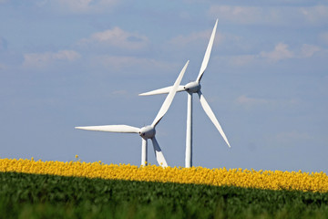 Zwei Windräder am Horizont