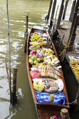 Obraz premium Floating Market ( Damnoen Saduak ) In Thailand