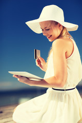 Fototapeta premium woman in hat doing online shopping outdoors