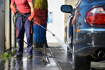 Lavaggio auto con idropulitrice