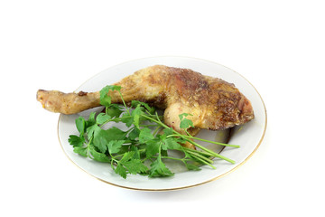 Окорок куриный на тарелке