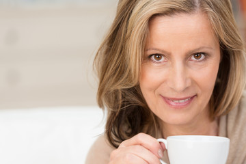 attraktive ältere frau genießt eine tasse kaffee