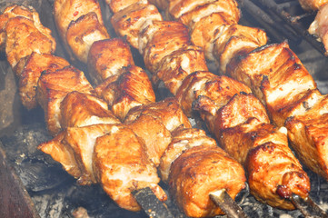 Золотистый шашлык на мангале с дымком